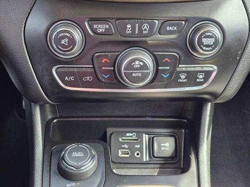 Used 2018 Jeep Cherokee Limited AWD/4WD image 19