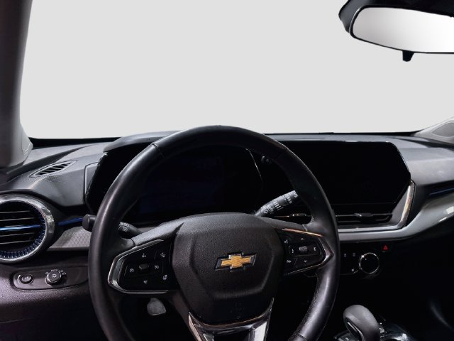 Used 2024 Chevrolet Trax LT w/ Sunroof Package FWD image 11