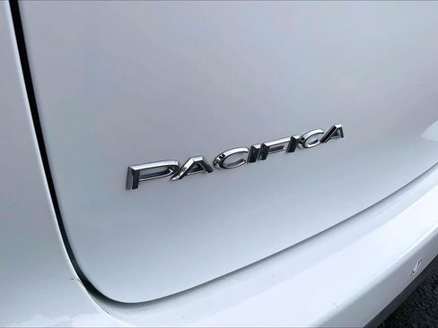 Certified 2024 Chrysler Pacifica Touring-L FWD image 32
