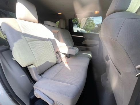 Used 2019 Toyota Highlander LE FWD image 21