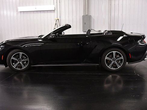 Used 2025 Ford Mustang Premium image 4