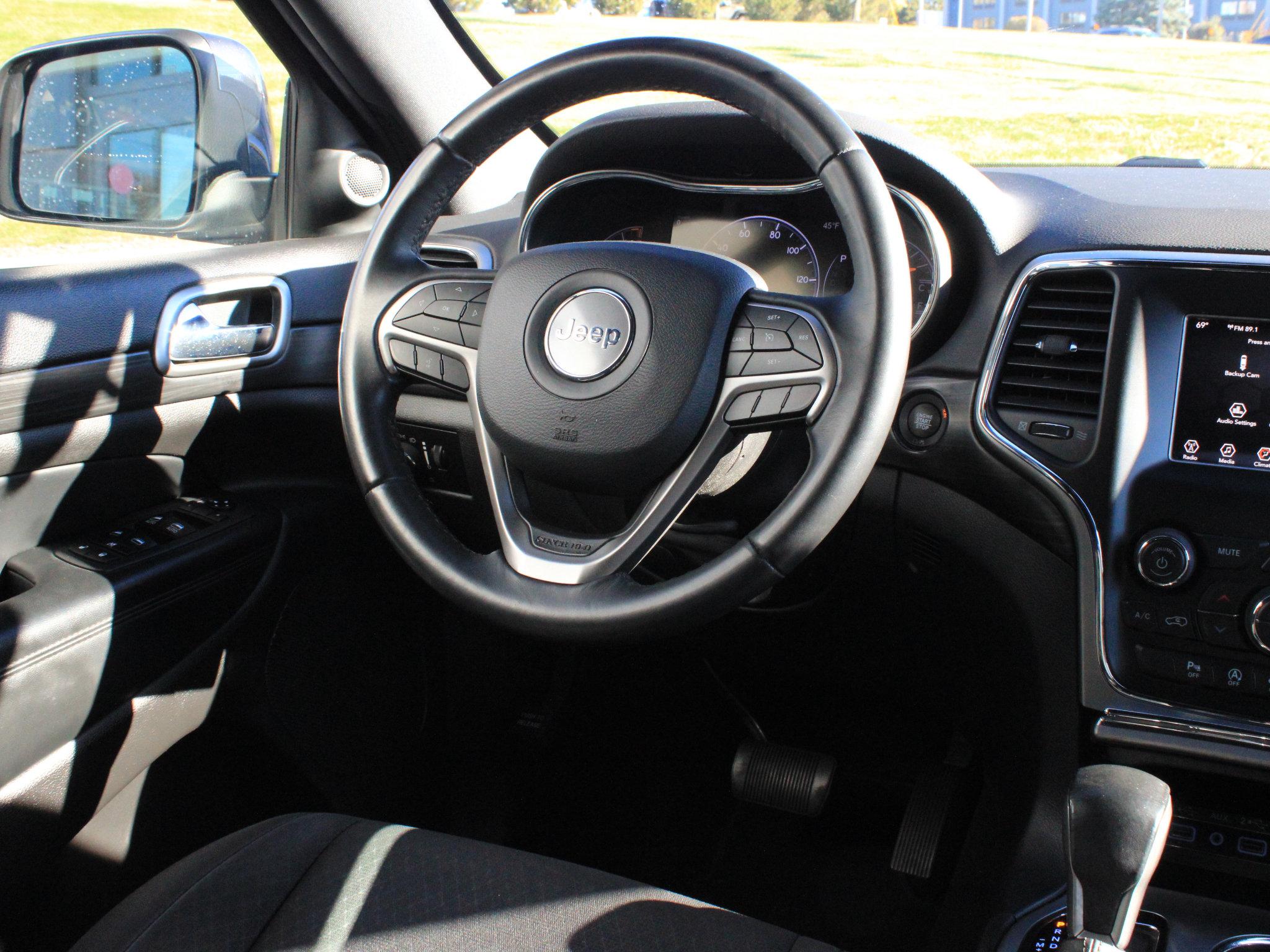 Used 2019 Jeep Grand Cherokee Laredo AWD/4WD image 14