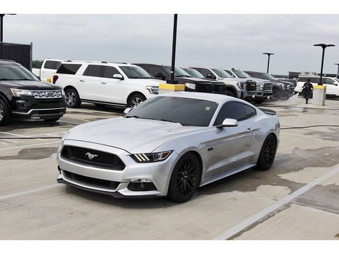Used 2016 Ford Mustang GT RWD image 2