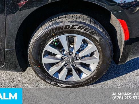 Used 2024 Chrysler Pacifica Select image 18