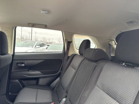 Used 2017 Mitsubishi Outlander SE image 10