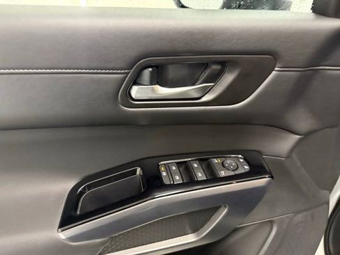 Used 2025 Nissan Pathfinder SL image 15