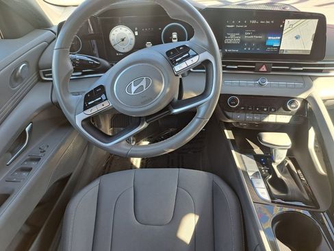 Used 2025 Hyundai Elantra SEL image 25
