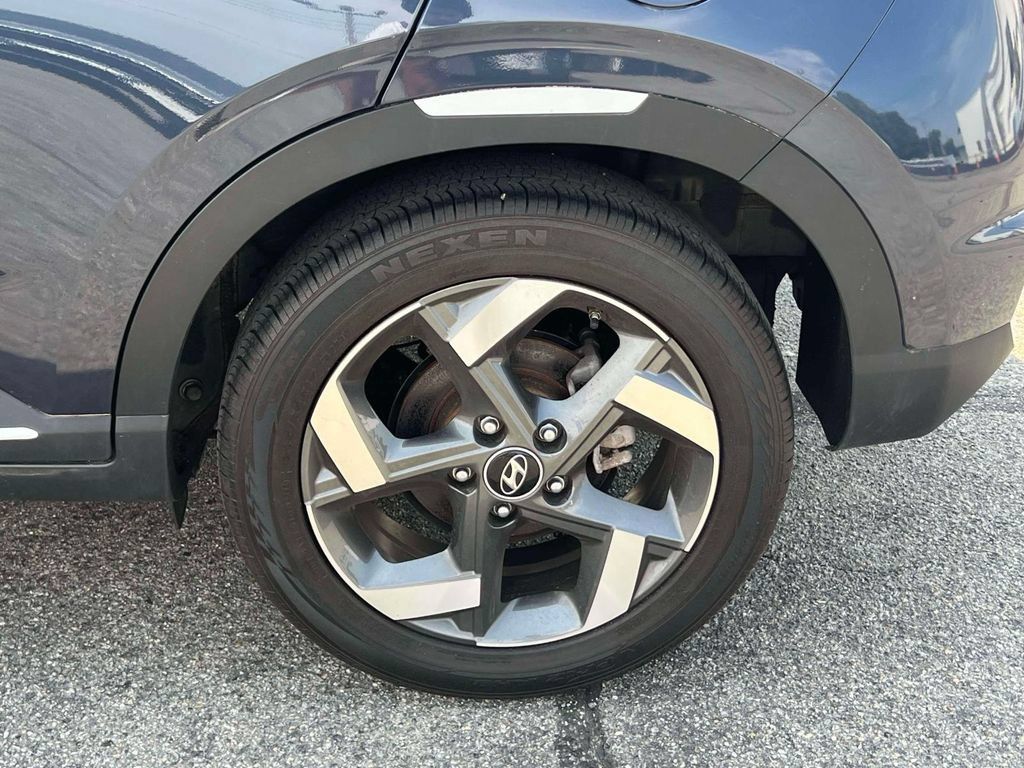 Used 2023 Hyundai Venue Limited FWD image 9