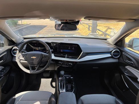 Used 2025 Chevrolet Trax LT FWD image 31