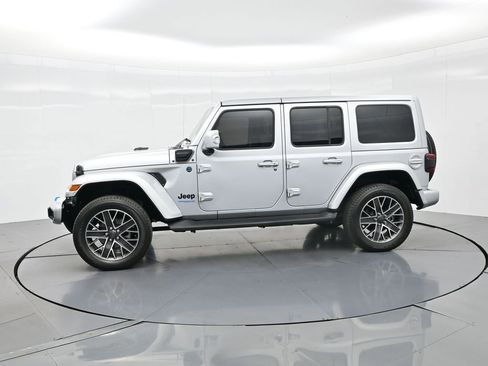 Used 2022 Jeep Wrangler Unlimited Sahara image 10