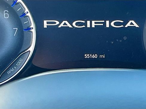 Used 2024 Chrysler Pacifica Touring-L FWD image 12