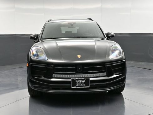 Certified 2022 Porsche Macan image 11