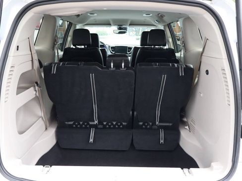 Used 2023 Chrysler Pacifica Touring-L FWD image 4