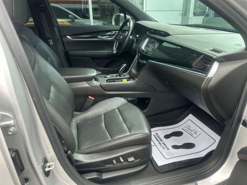 Used 2020 Cadillac XT6 Premium Luxury FWD image 8