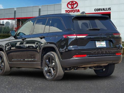 Used 2025 Jeep Grand Cherokee Altitude AWD/4WD image 6