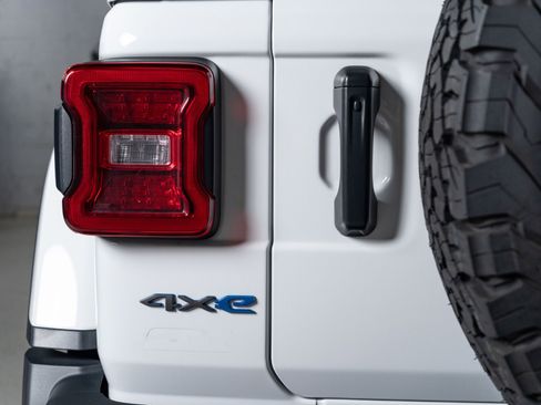 Used 2023 Jeep Wrangler Unlimited Rubicon 4xe AWD/4WD image 14
