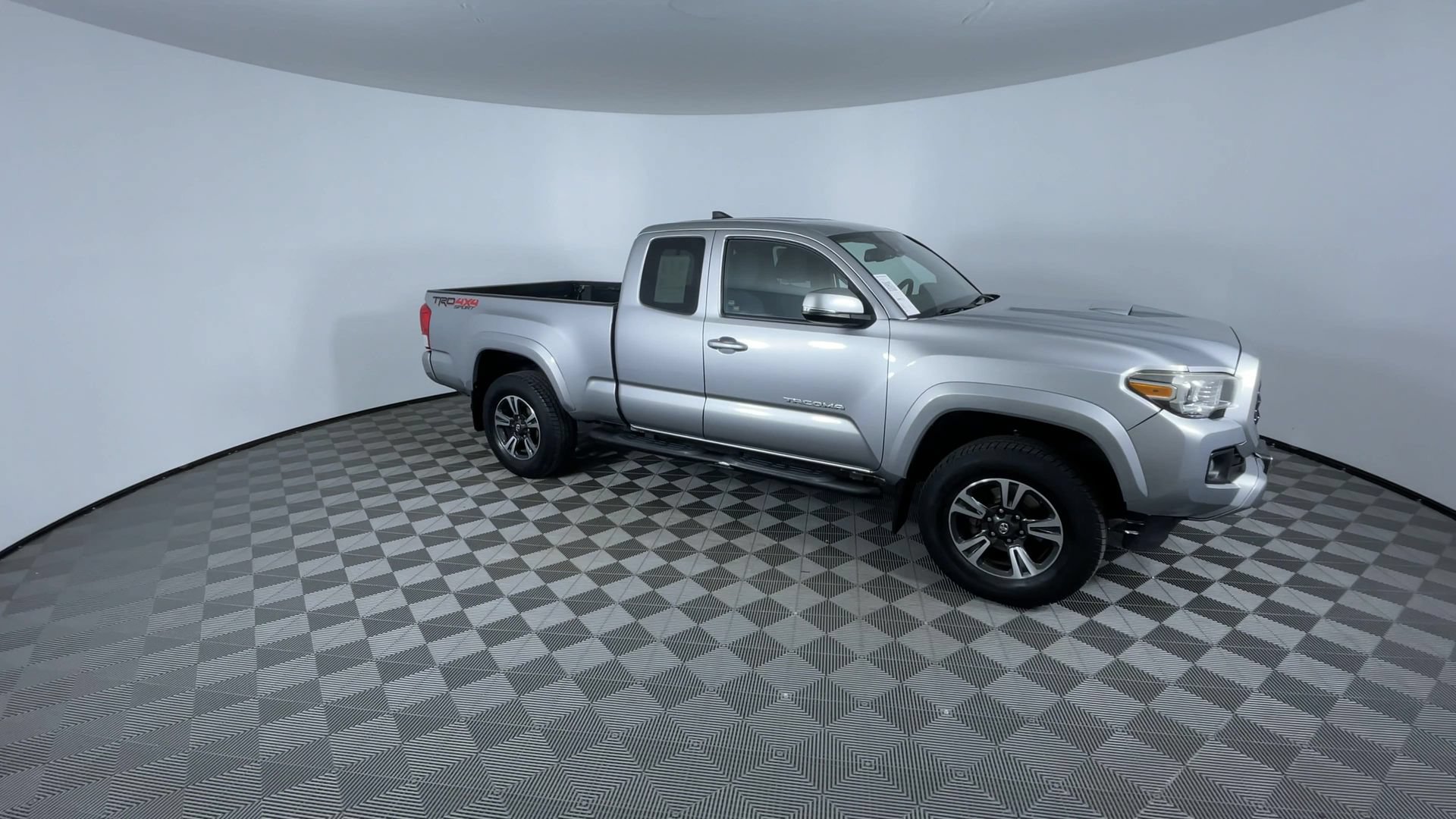 Used 2018 Toyota Tacoma TRD Sport AWD/4WD image 2
