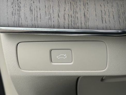 Certified 2025 Volvo XC90 B6 Ultra w/ Protection Package Premier AWD/4WD image 27