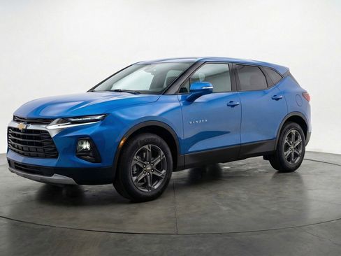 Used 2025 Chevrolet Blazer LT FWD image 3