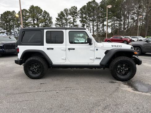 Used 2025 Jeep Wrangler Willys image 5