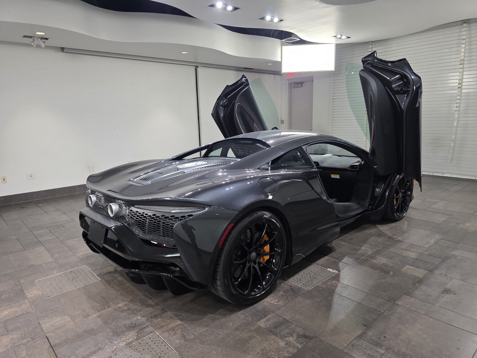 Used 2026 McLaren Artura RWD image 21