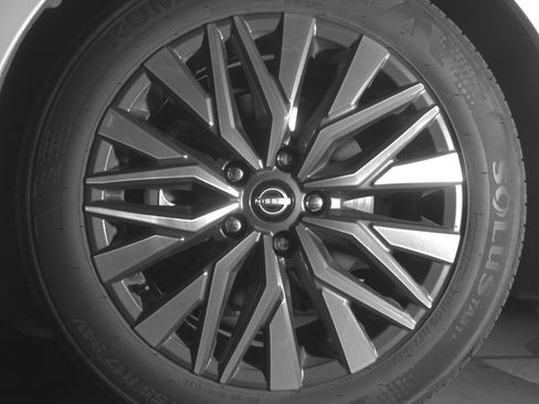 Used 2025 Nissan Altima 2.5 SV FWD image 12