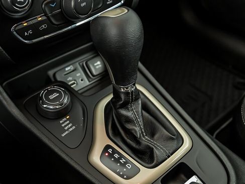 Used 2015 Jeep Cherokee Sport w/ Cold Weather Group AWD/4WD image 24