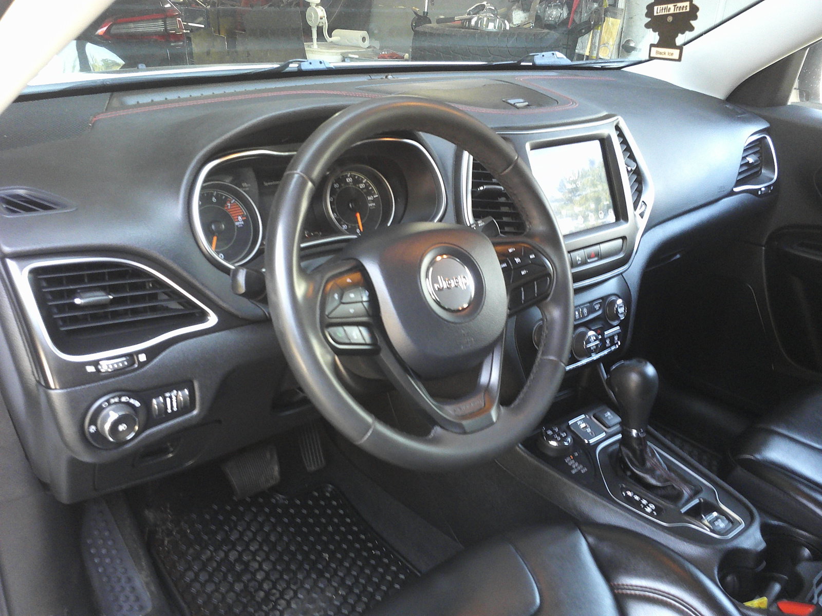 Used 2020 Jeep Cherokee Trailhawk AWD/4WD image 18
