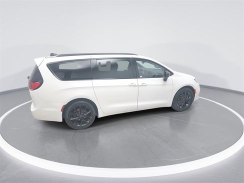 Used 2024 Chrysler Pacifica Touring-L w/ S Appearance Package image 8