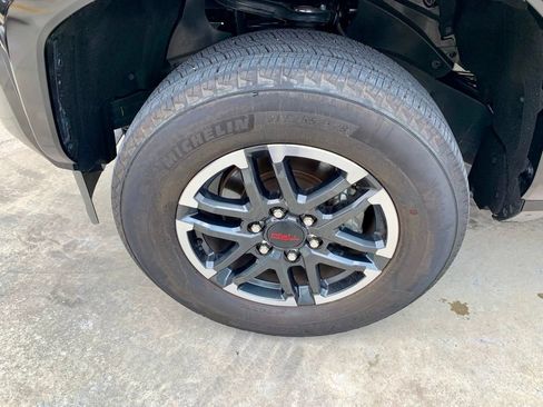 Used 2025 Toyota Tacoma TRD Sport w/ TRD Sport Upgrade Package RWD image 9