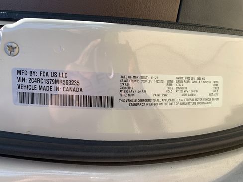 Used 2021 Chrysler Pacifica Limited w/ Uconnect Theater Family Group FWD image 36