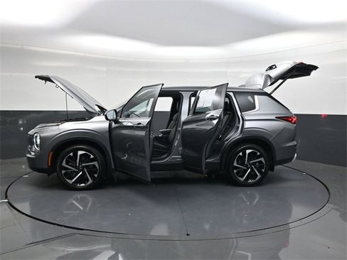 Used 2023 Mitsubishi Outlander SE image 40
