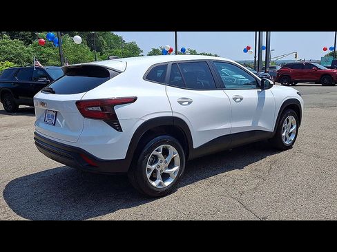 Certified 2024 Chevrolet Trax LS w/ LS Convenience Package FWD image 8