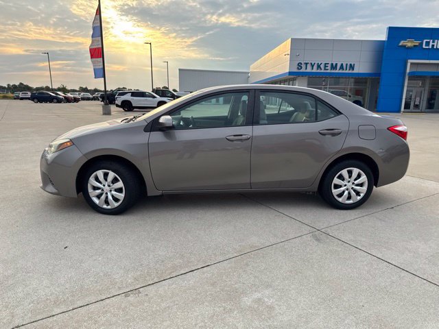 Used 2016 Toyota Corolla LE FWD image 2
