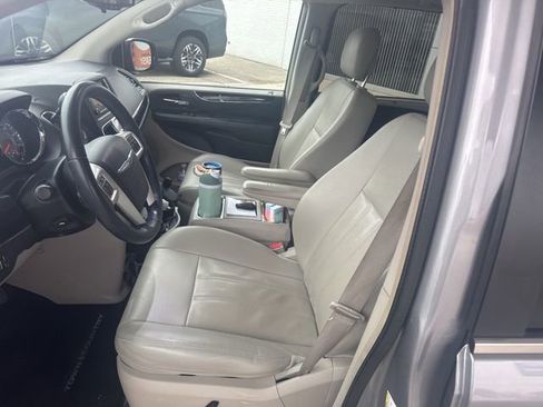 Used 2014 Chrysler Town & Country Touring-L w/ Driver Convenience Group image 10