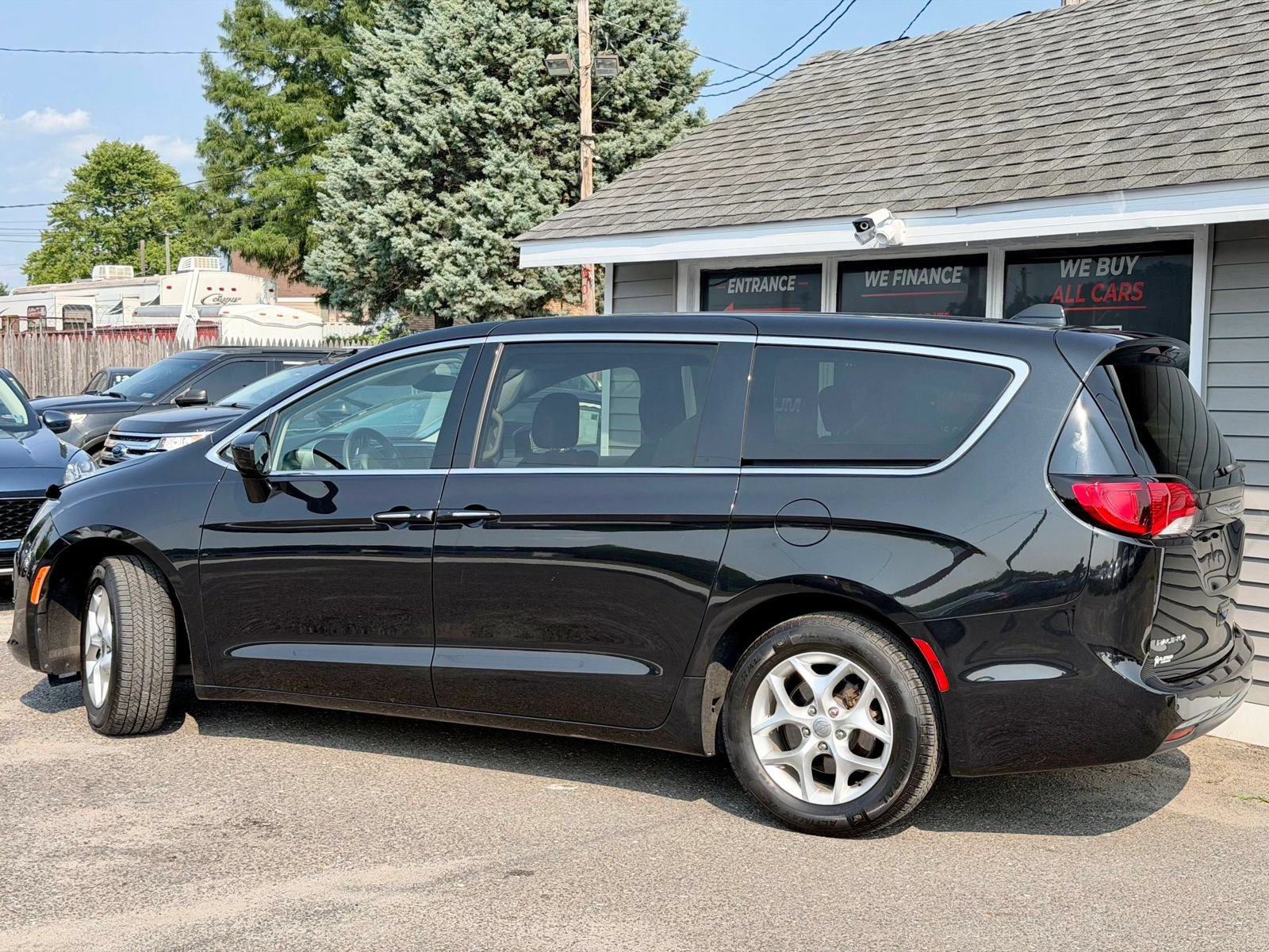 Used 2020 Chrysler Pacifica Touring w/ Tire & Wheel Group FWD image 3