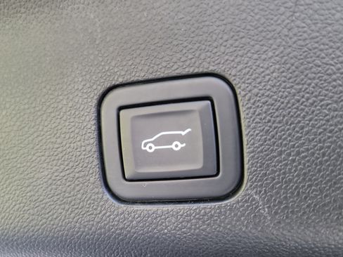 Used 2023 Chevrolet Suburban Premier image 12