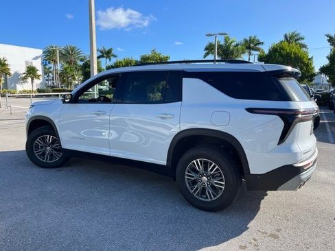 Used 2024 Chevrolet Traverse LT image 3