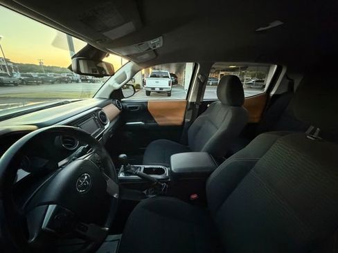 Used 2018 Toyota Tacoma SR5 AWD/4WD image 4