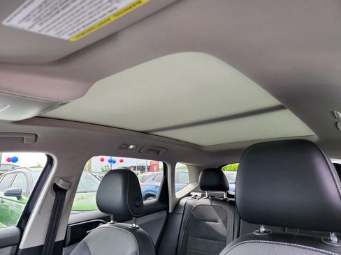 Certified 2022 Volkswagen Taos SE w/ Panoramic Sunroof Package AWD/4WD image 9