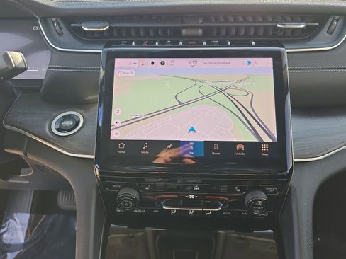 Used 2023 Jeep Grand Cherokee Limited w/ Black Appearance Package image 25