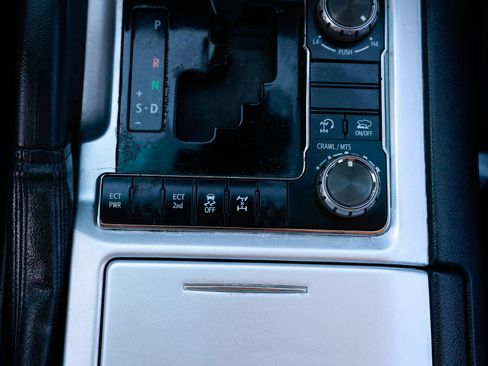 Used 2017 Toyota Land Cruiser image 50