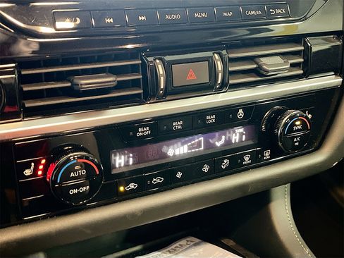 Used 2023 Nissan Pathfinder SL image 16