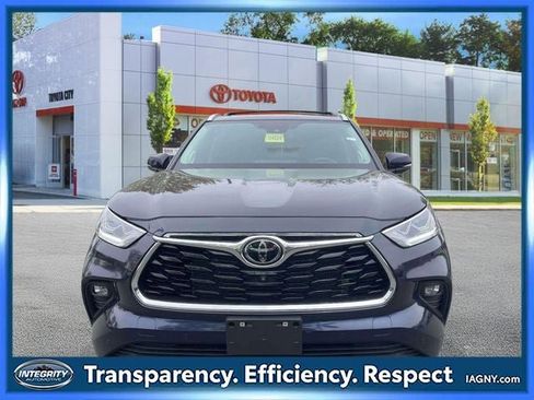 Used 2024 Toyota Highlander Platinum FWD image 2