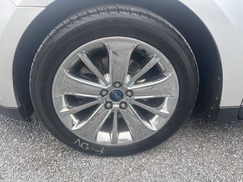 Used 2010 Ford Taurus Limited FWD image 15
