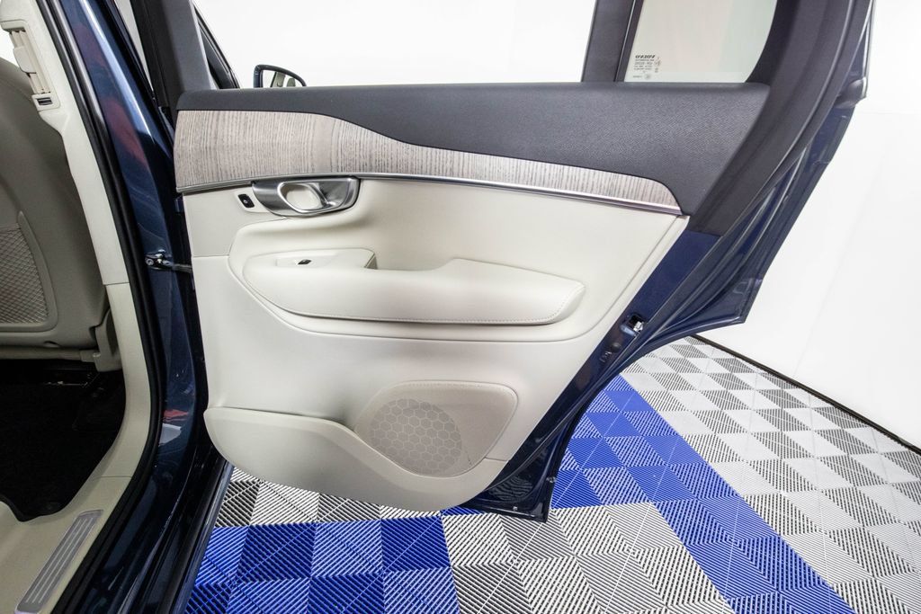 Used 2024 Volvo XC90 B5 Plus w/ Protection Package Premier AWD/4WD image 19