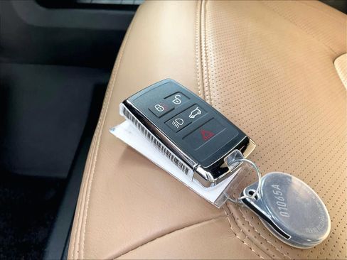 Used 2025 Land Rover Defender 130 X-Dynamic SE image 12