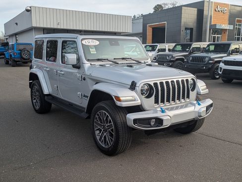 Used 2022 Jeep Wrangler Unlimited Sahara image 3