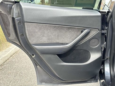 Used 2022 Tesla Model Y Long Range image 13