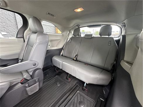 Used 2021 Toyota Sienna XLE AWD/4WD image 17